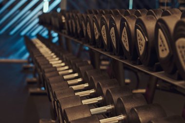 Dumbells bir stand closeup görüntüsü. Spor salonu ekipman