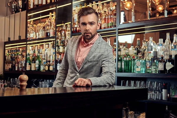 时尚英俊的男性在一个优雅的西装站在酒吧柜台背景. — 图库照片