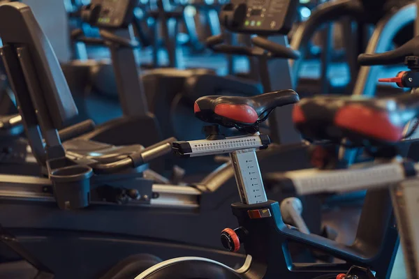 Interieur van fitness zaal met fitness Fietsen. — Stockfoto