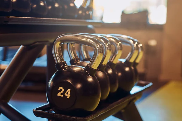 Close-up beeld van dumbells op een stand. Fitnessapparatuur — Stockfoto