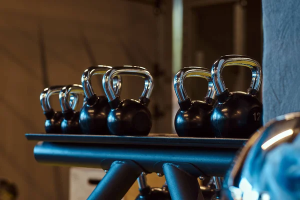 Imagen de cerca de pesas en un soporte. Equipo de gimnasio —  Fotos de Stock