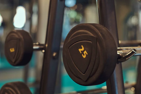 Imagen de cerca de pesas en un soporte. Equipo de gimnasio —  Fotos de Stock