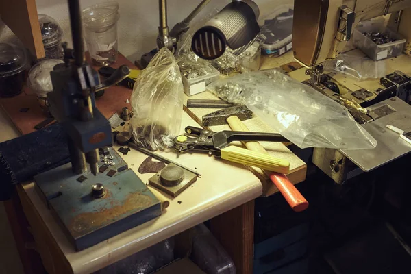 Terziler Masaüstü araçları ve perçin basın ile resmi.