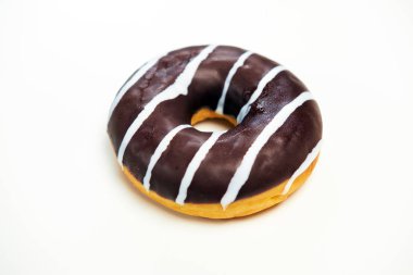 Beyaz arka plan üzerinde izole sprinkles ile iştah açıcı çörek.