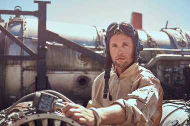 Portre kask, düzgün ve uçan bir mekanik bir açık hava Müzesi'nde söktüğünüz uçak türbin tamiri.