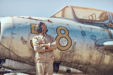 Mekanik tek tip ve uçan kask ayakta yakınındaki eski bir savaş avcı-Interceptor bir açık hava Müzesi'nde.