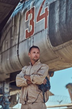 Bir açık hava Müzesi'nde bir savaş avcı-Interceptor yakınındaki Tekdüzen ayakta pilot.