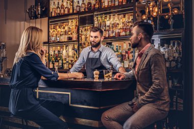 Şık acımasız barmen bir tarihte bir akşam geçirmek çekici bir çift hizmet vermektedir..