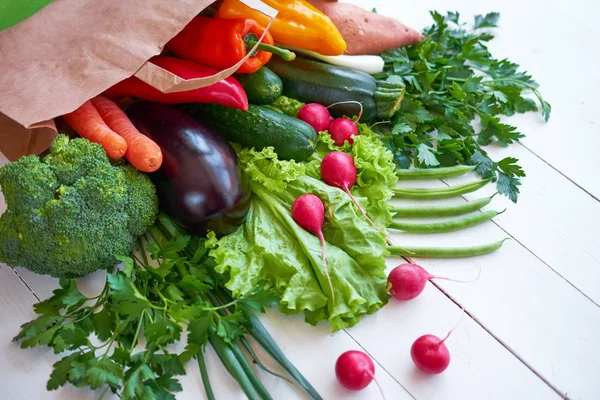 Verduras orgánicas frescas sobre fondo de madera blanca, vista superior . —  Fotos de Stock