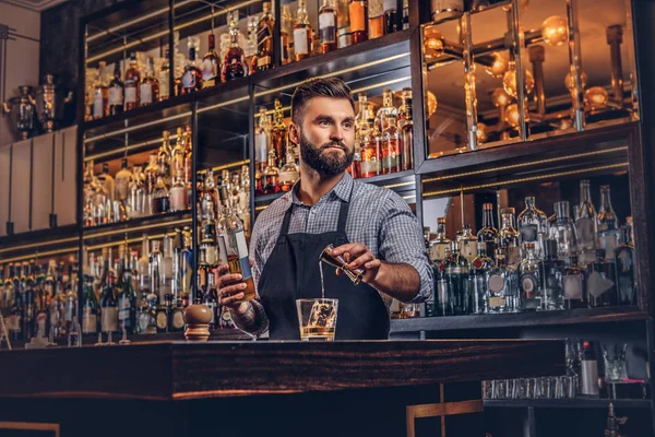 Bir Gömlek Önlük Şık Acımasız Barmen Bir Kokteyl Bar Counter — Stok fotoğraf