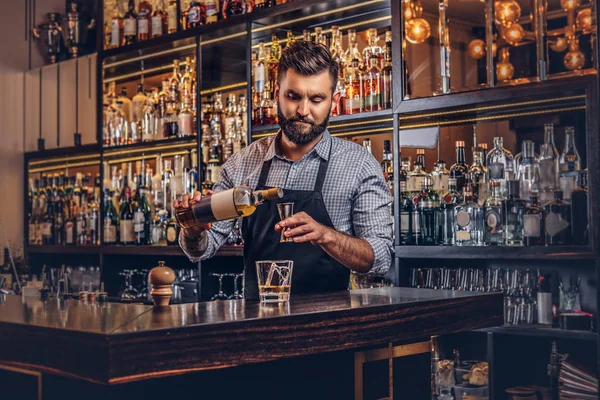 Barman Brutal Elegante Uma Camisa Avental Faz Coquetel Fundo Balcão — Fotografia de Stock