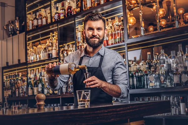 Barman Brutal Elegante Uma Camisa Avental Faz Coquetel Fundo Balcão — Fotografia de Stock