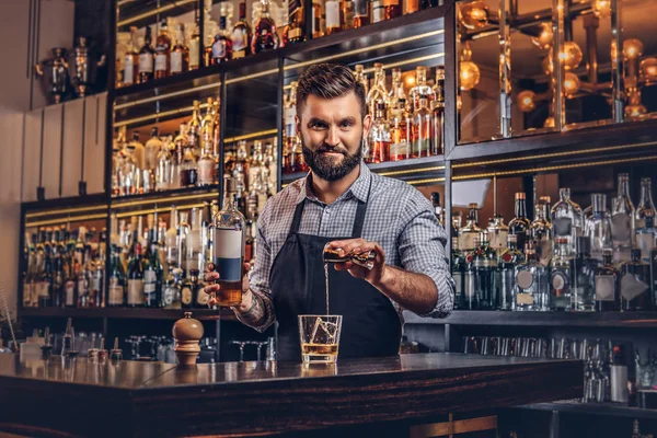 Barman Brutal Elegante Uma Camisa Avental Faz Coquetel Fundo Balcão — Fotografia de Stock