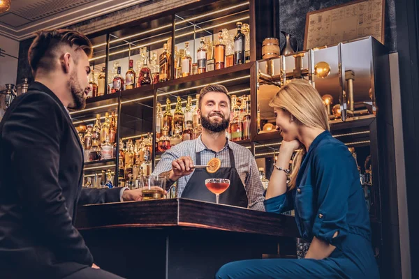 Alegre Elegante Barman Brutal Serve Casal Atraente Que Passar Uma — Fotografia de Stock