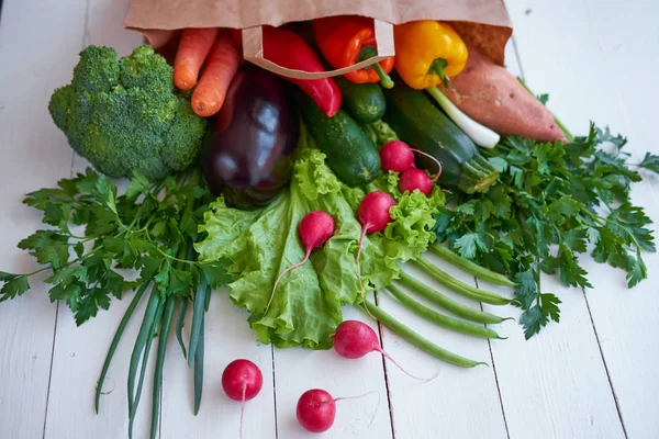 ホワイト木製ボードの背景、上面に新鮮な有機野菜. — ストック写真