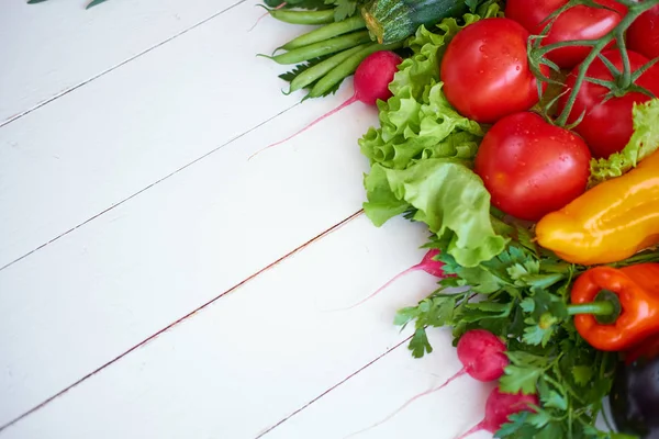 Fresh organic vegetables on white wooden boards background, top view. — Stock Photo, Image