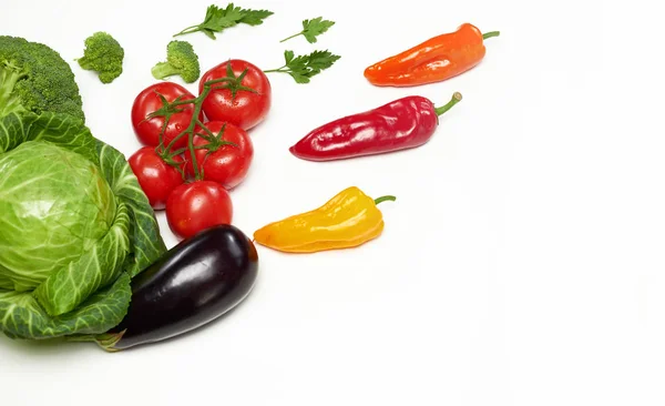 Verduras orgánicas frescas coloridas aisladas sobre un fondo blanco . —  Fotos de Stock