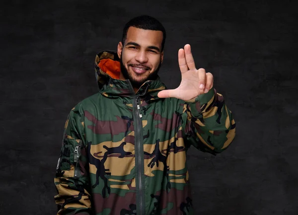 Un beau mec afro-américain porte une veste militaire. . — Photo