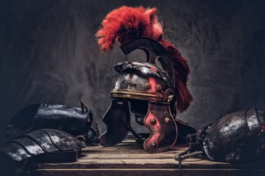 Antik Yunan savaşçı yalan üzerine bir kutu ahşap kurulların tam savaş aleti. Karanlık bir arka plan üzerinde izole.