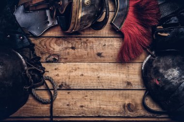 Antik Yunan savaşçı bir ahşap kurulları zemin üzerine tam savaş aleti.