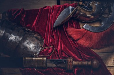 Antik Yunan savaşçı bir ahşap kurulları zemin üzerine tam savaş aleti.