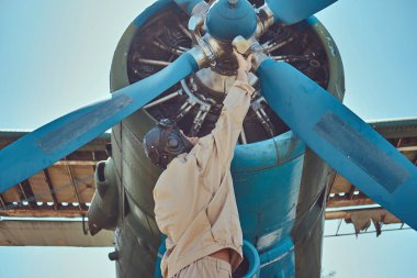 Pilot veya mekanik bir tam uçuş viteste onun askeri uçak uçuş öncesi pervanesinin denetler.