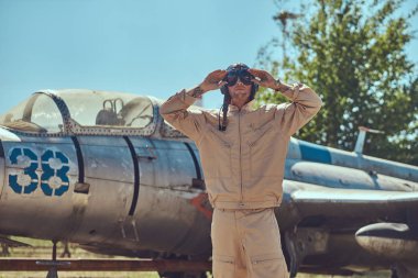 Mekanik tek tip ve uçan kask ayakta yakınındaki eski bir savaş avcı-Interceptor bir açık hava Müzesi'nde.