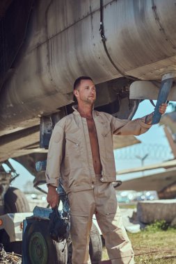 Bir açık hava Müzesi'nde bir savaş avcı-Interceptor yakınındaki Tekdüzen ayakta pilot.