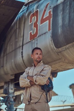 Bir açık hava Müzesi'nde bir savaş avcı-Interceptor yakınındaki Tekdüzen ayakta pilot.