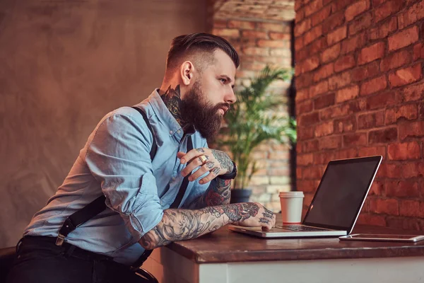 Handsome Tattooed Hipster Shirt Suspenders Sitting Desk Working Laptop Office — Stock Photo, Image