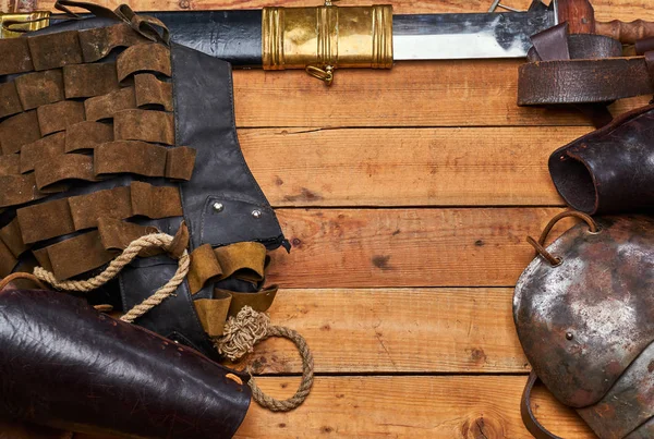 Komplette Kampfausrüstung Des Antiken Griechischen Kriegers Auf Einem Holzbretthintergrund — Stockfoto