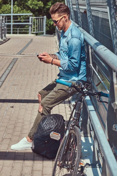 Guapo Hipster Con Corte Pelo Elegante Gafas Sol Descansando Después — Foto de Stock