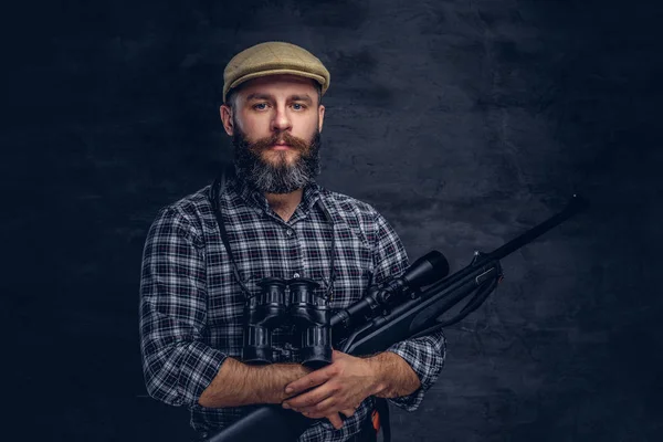 Retrato Viajero Cazador Barbudo Una Camisa Lana Sombrero Sostiene Rifle — Foto de Stock