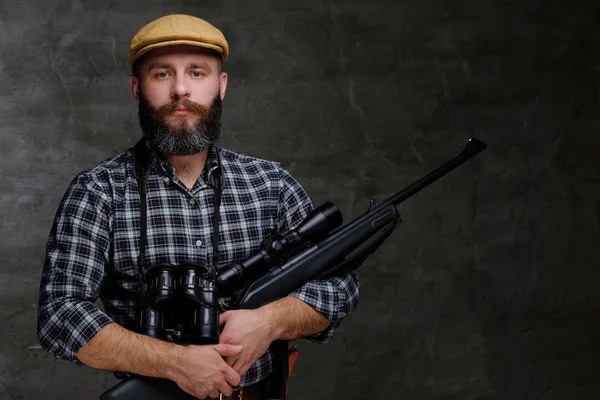 Retrato Caçador Barbudo Viajante Uma Camisa Chapéu Segura Rifle Com — Fotografia de Stock