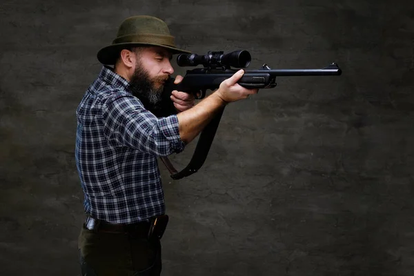 Hunter Apuntando Rifle Vista Mientras Prepara Para Hacer Disparo Preciso —  Fotos de Stock