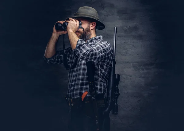 Retrato Caçador Barbudo Viajante Tenta Encontrar Presas Enquanto Olha Através — Fotografia de Stock