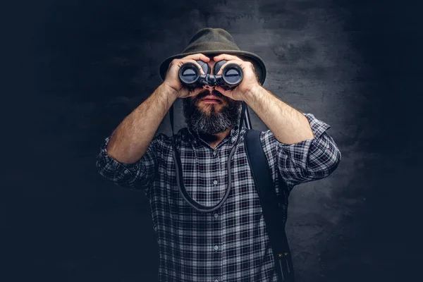 Retrato Caçador Barbudo Viajante Tenta Encontrar Presas Enquanto Olha Através — Fotografia de Stock