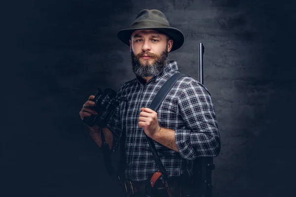 Retrato Caçador Barbudo Uma Camisa Chapéu Contém Binóculos Enquanto Está — Fotografia de Stock