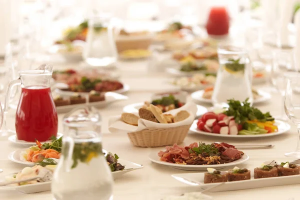 요리와 테이블의 클로즈업 이미지 이벤트 결혼식 피로연 — 스톡 사진