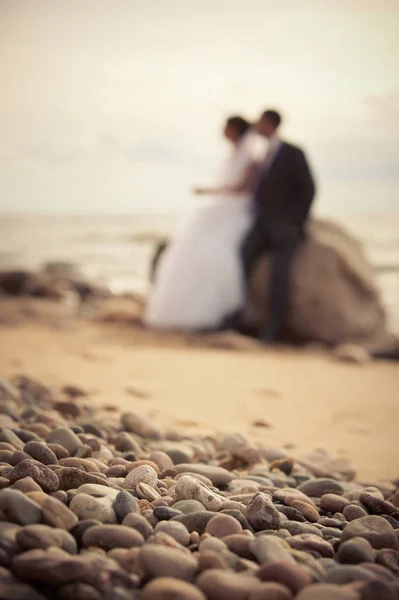 Denize Sıfır Plaj Üzerinde Yeni Evli Bir Çiftin Bulanık Fotoğraf — Stok fotoğraf