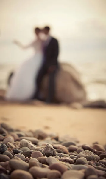 Foto Borrosa Par Recién Casados Playa Cerca Del Mar —  Fotos de Stock