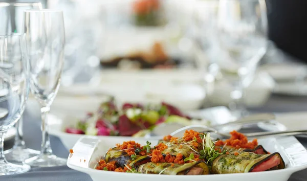 Imagen Cerca Una Mesa Festiva Con Diferentes Platos Recepción Festiva — Foto de Stock