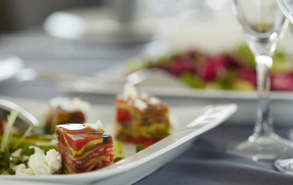 Imagen Cerca Una Mesa Festiva Con Diferentes Platos Recepción Festiva — Foto de Stock