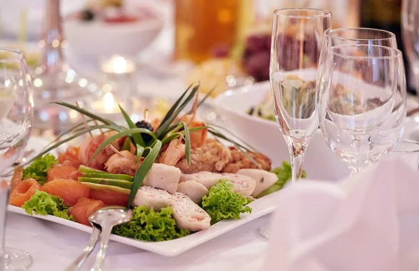 Imagen Cerca Una Mesa Festiva Con Diferentes Platos Recepción Festiva — Foto de Stock