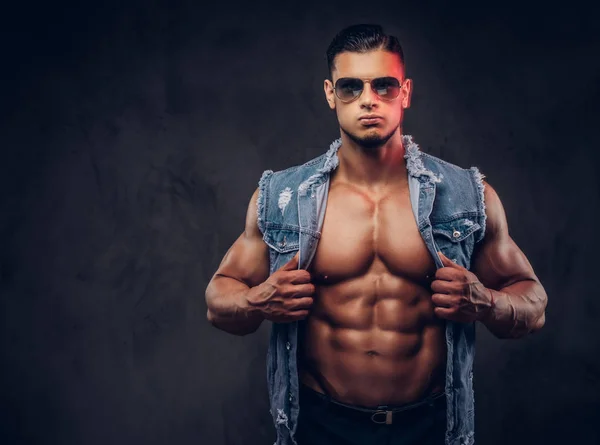 Sexy Naakte Modieuze Atletische Man Een Denim Vest Zonnebril Vormt — Stockfoto