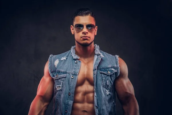 Sexy Naakte Modieuze Atletische Man Een Denim Vest Zonnebril Vormt — Stockfoto