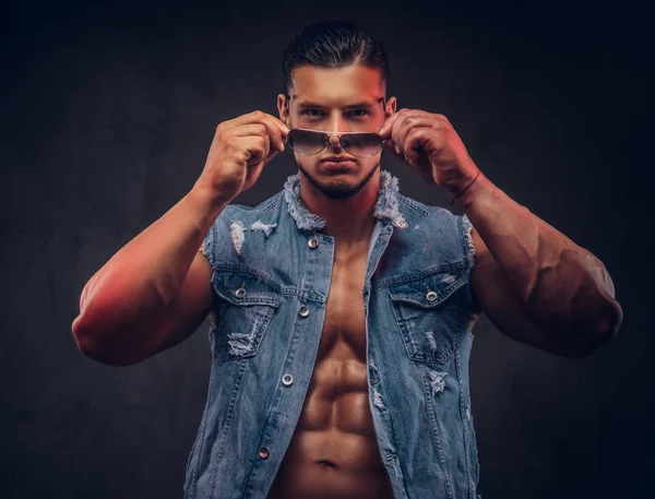 Pria Atletis Berpakaian Seksi Dengan Rompi Denim Dan Kacamata Hitam — Stok Foto
