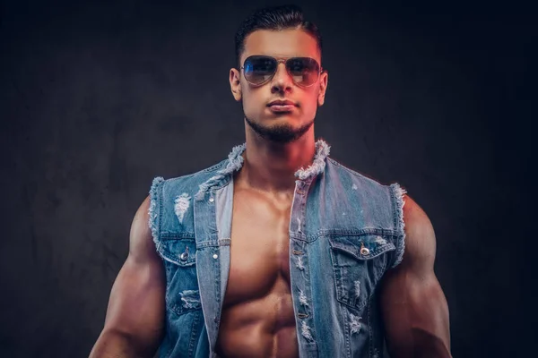 Sexy Mode Homme Confiant Avec Corps Musclé Dans Gilet Denim — Photo