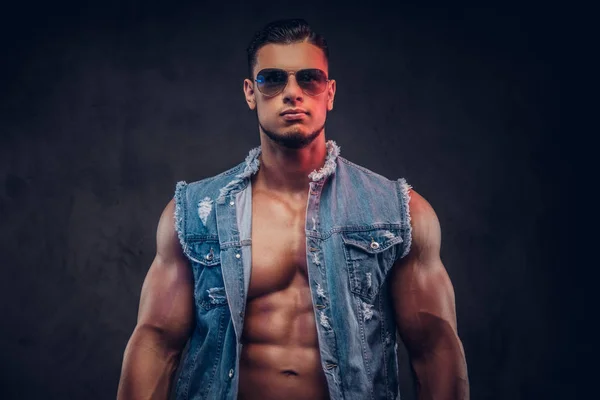 Sexy Nackter Modisch Athletischer Mann Jeansweste Und Sonnenbrille Posiert Einem — Stockfoto