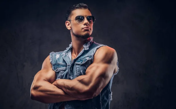 Sexy Nackter Modisch Athletischer Mann Jeansweste Und Sonnenbrille Posiert Mit — Stockfoto